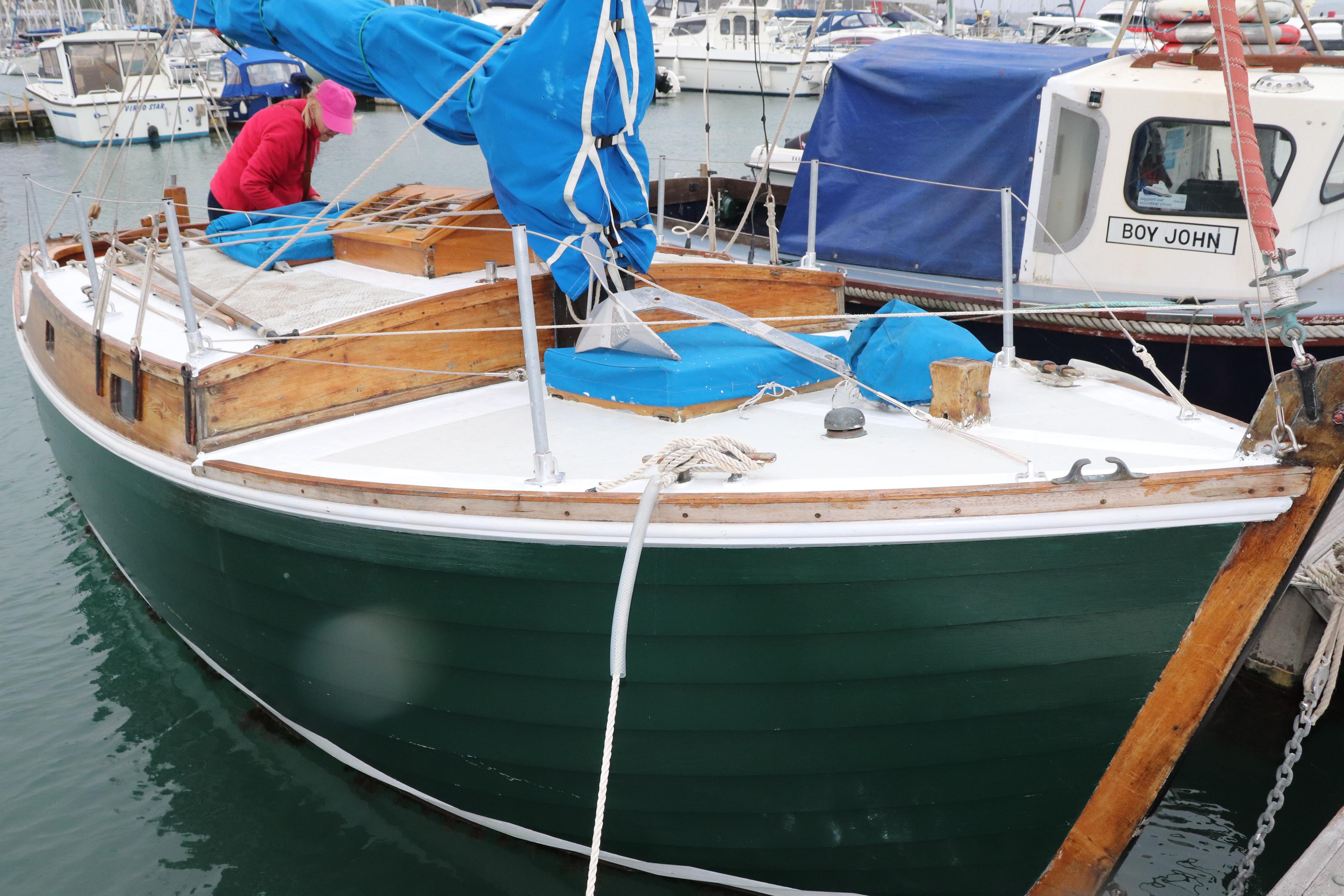 sloop rigged yacht